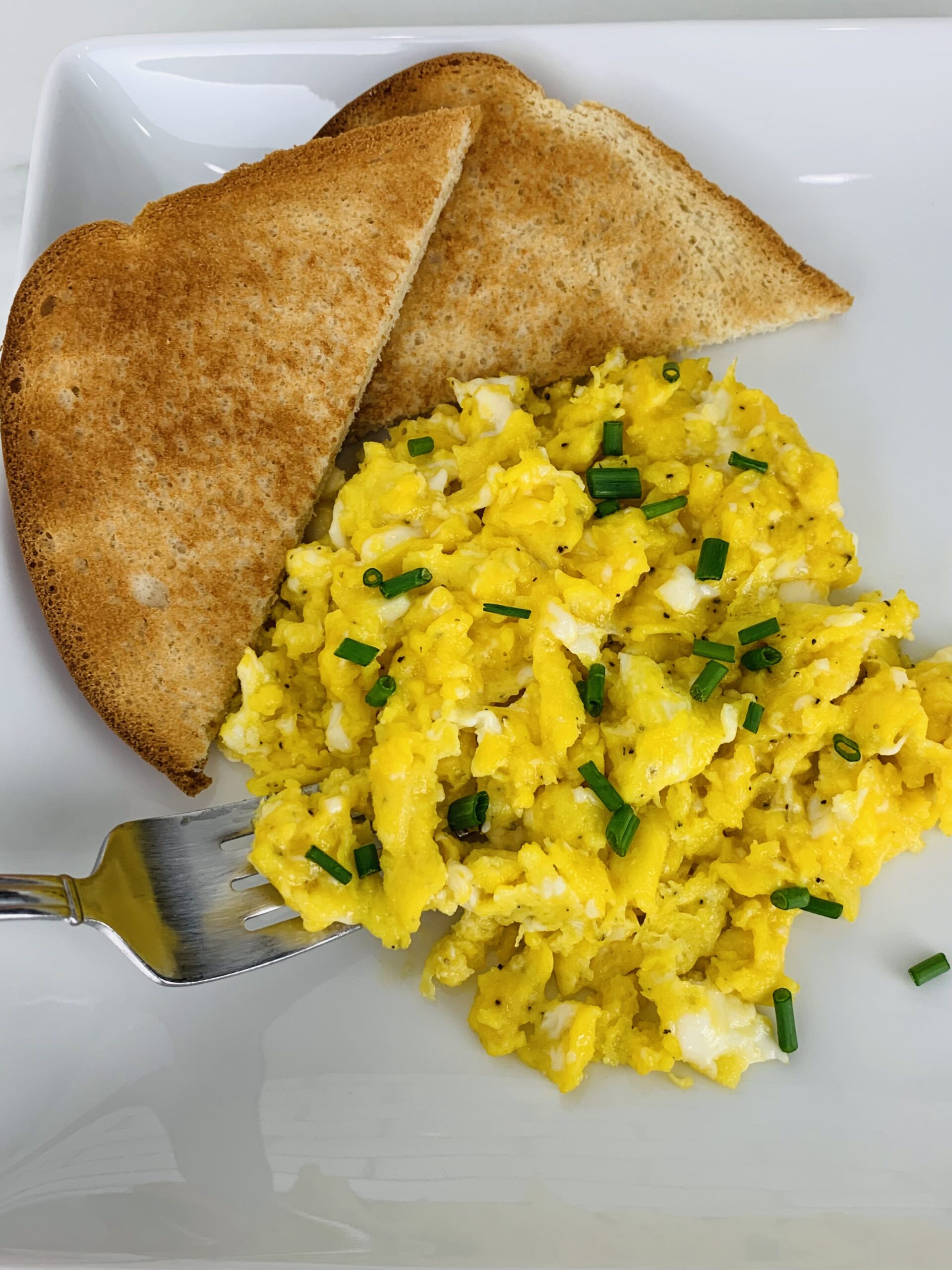 scrambled eggs with toast