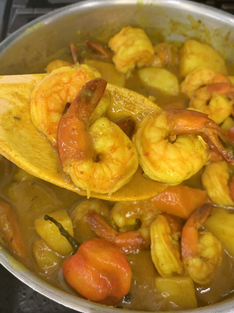 curry shrimp in pot